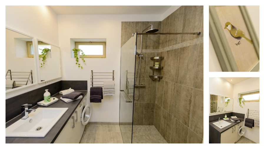 Salle d'eau du Logis de Villegruis, fonctionnelle et ergonomique. Accessibilité et bien être : douche à l'italienne, lave linge, sèche serviettes